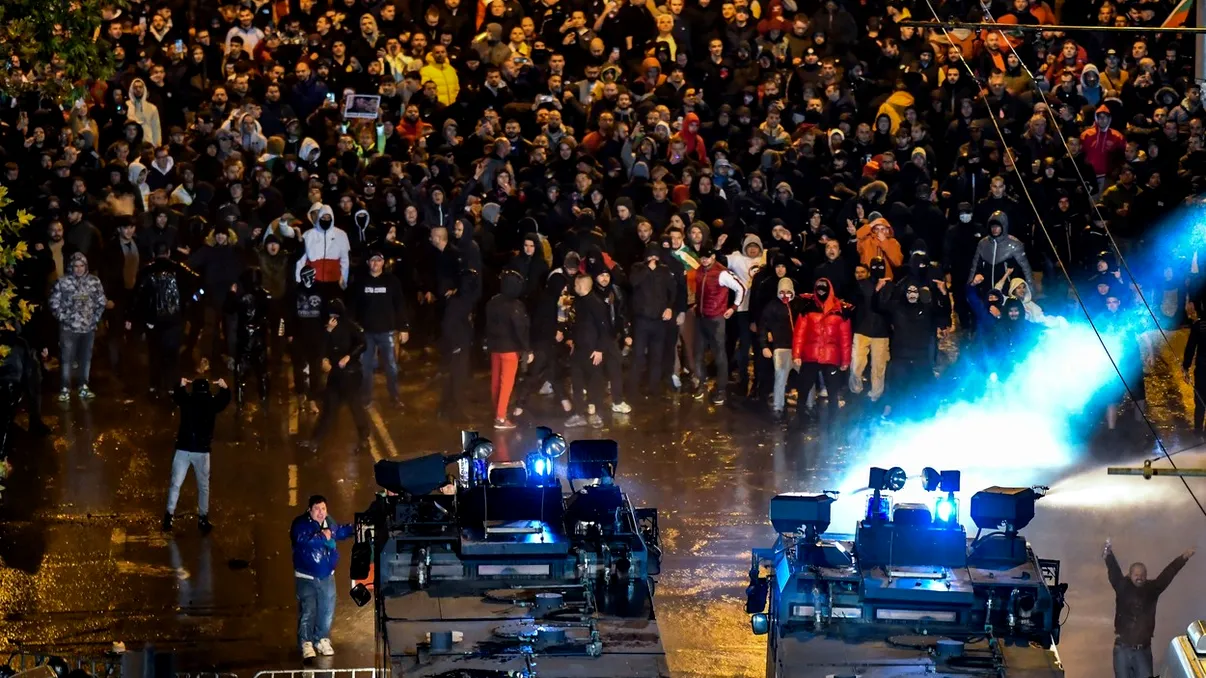 Lupte de stradă la Sofia între suporteri și jandarmi. Șefii Federației Bulgare de Fotbal, acuzați de corupție