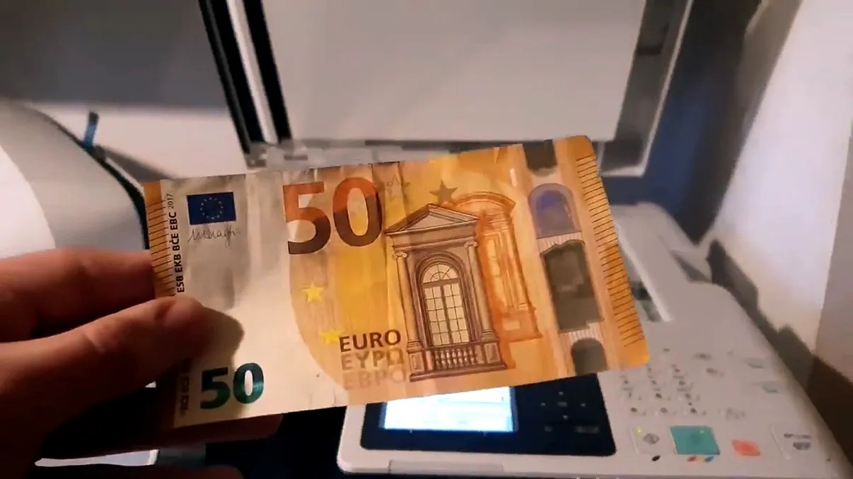 Ce se întâmplă dacă încerci să xeroxezi bancnote, să faci copii la bani. Viralul unui român cu 25 de milioane de vizualizări