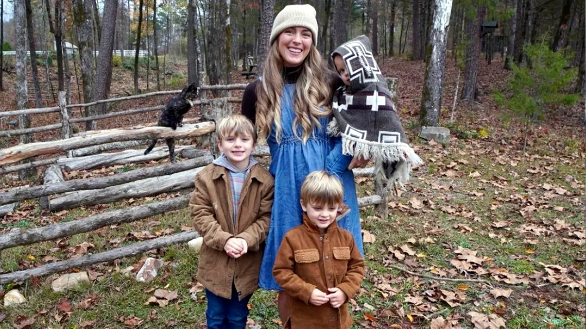 Ea este profesoara care a renunțat la tot și trăiește în pădure alături de copiii ei: „Nu o să-i las niciodată la școală și nici nu o să le dau teme”