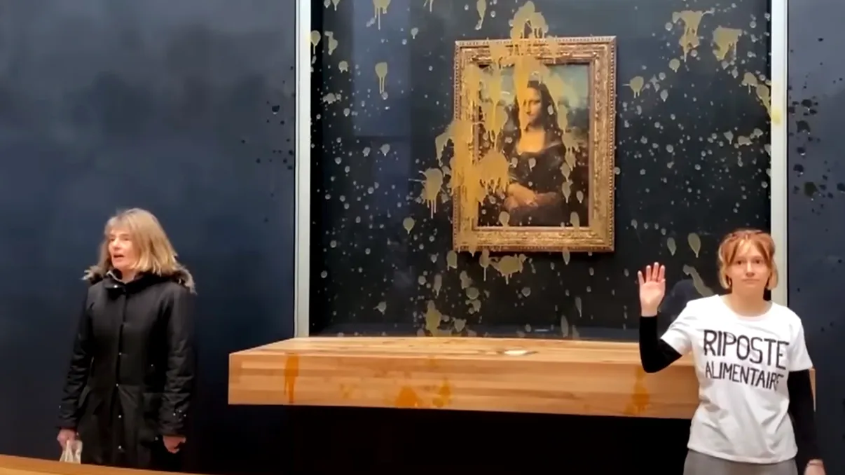 VIDEO: Două femei au vandalizat tabloul „Mona Lisa” cu supă de dovleac. Mesajul bizar transmis de făptașe