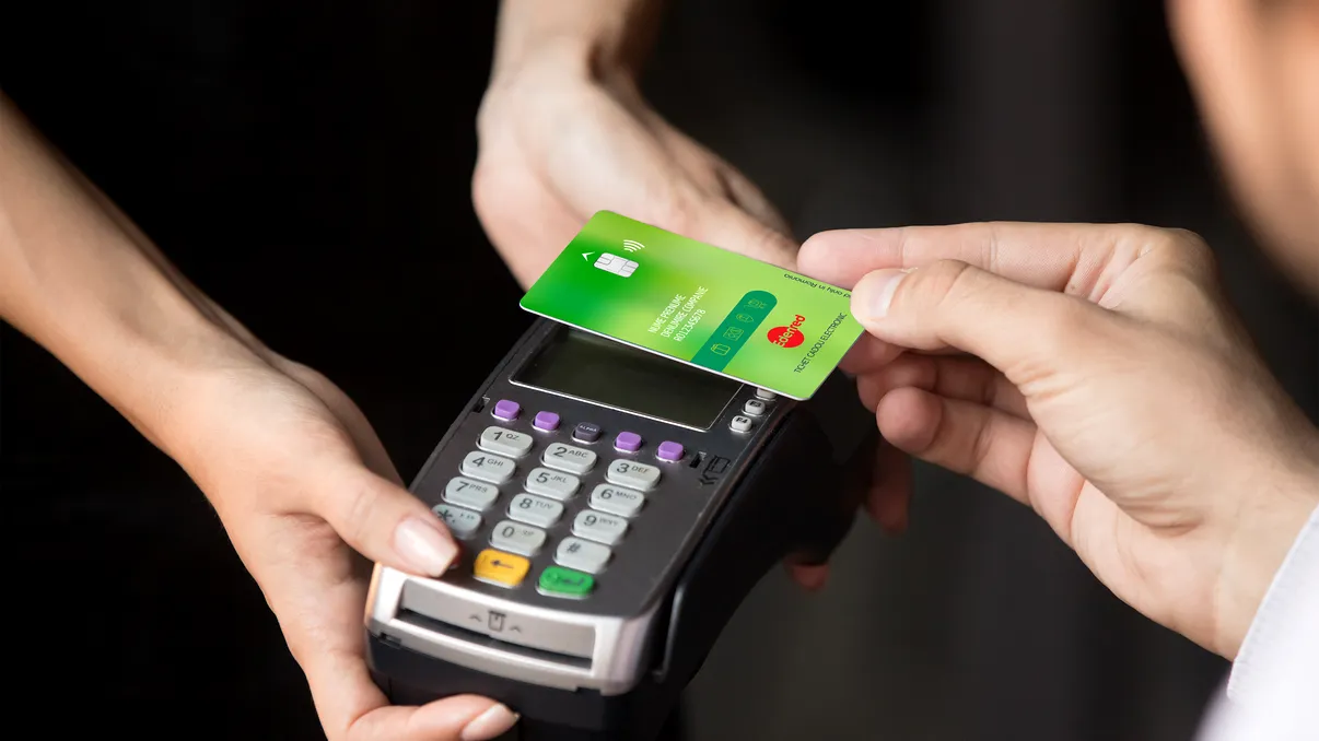 Se întâmplă cu tichetele de masă ale românilor în 2024, cifrele sunt clare. Criza economică și măsurile fiscale lovesc buzunarele angajaților