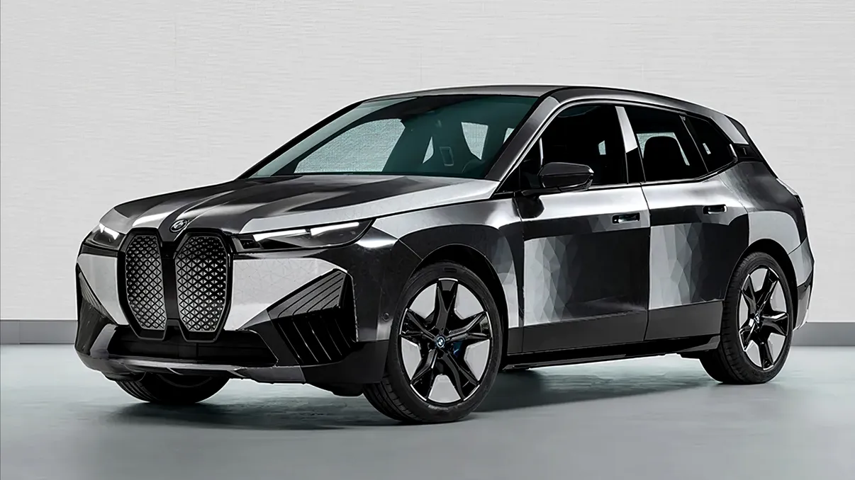 VIDEO Mașina care își schimbă culoarea ”din buton” ar putea fi cea mai fascinantă și ilegală inovație. Când ajunge pe străzi BMW iVision Dee