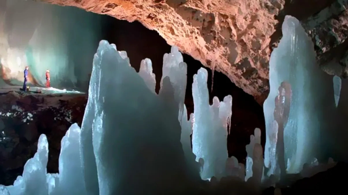 Misterul celui mai mare ghețar din România. E cât Casa Presei Libere, descoperirea naturală din adâncuri care i-a uimit pe cercetători