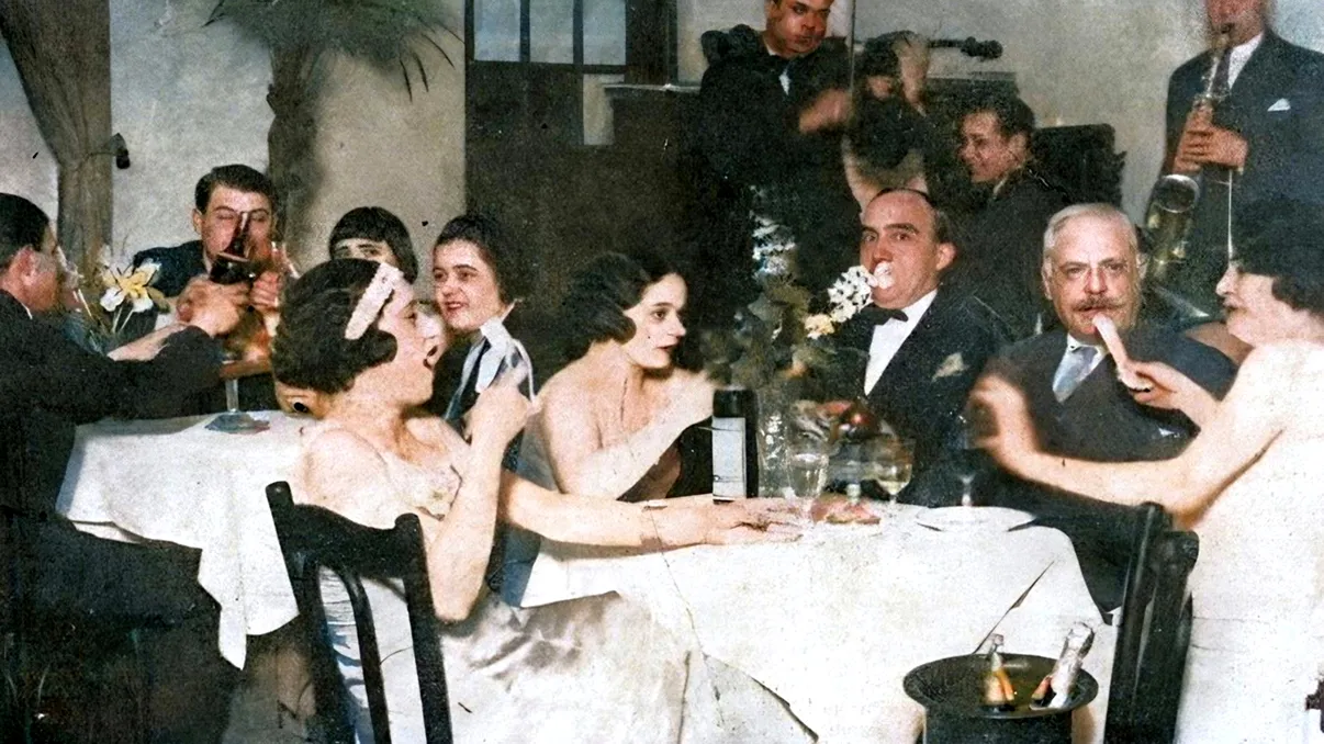 Plăcerile interzise ale Bucureștilor de odinioară. Drogurile și „bețiile reci” din perioada interbelică VIDEO