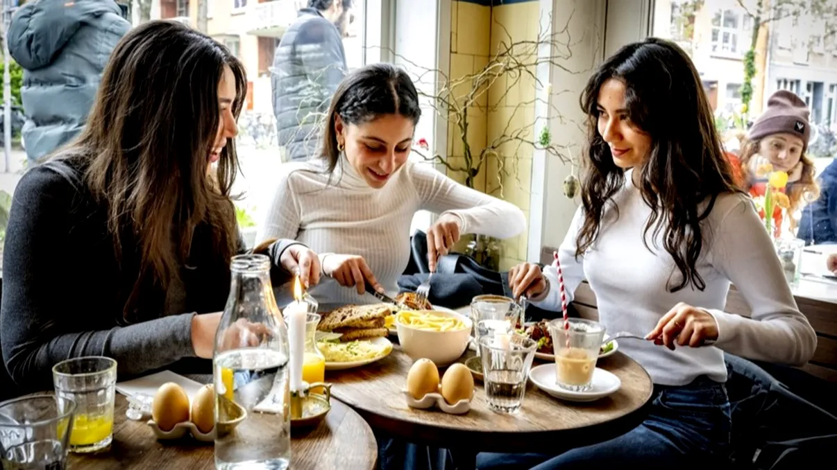 Cristina a dat lovitura cu o afacere care “te întoarce în copilărie”. Românii stau la coadă, după ce ea a învățat meseria la Viena