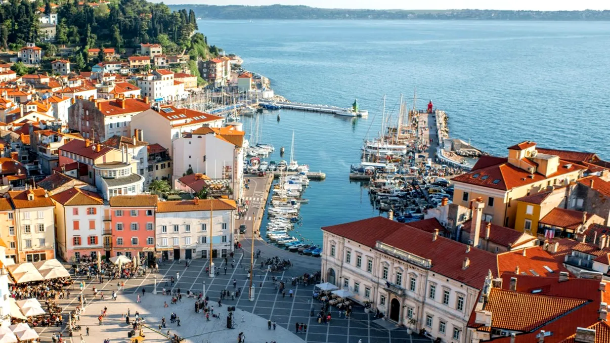 Descoperă „Mica Veneție”: paradisul european cu case colorate și hoteluri la prețuri incredibil de mici