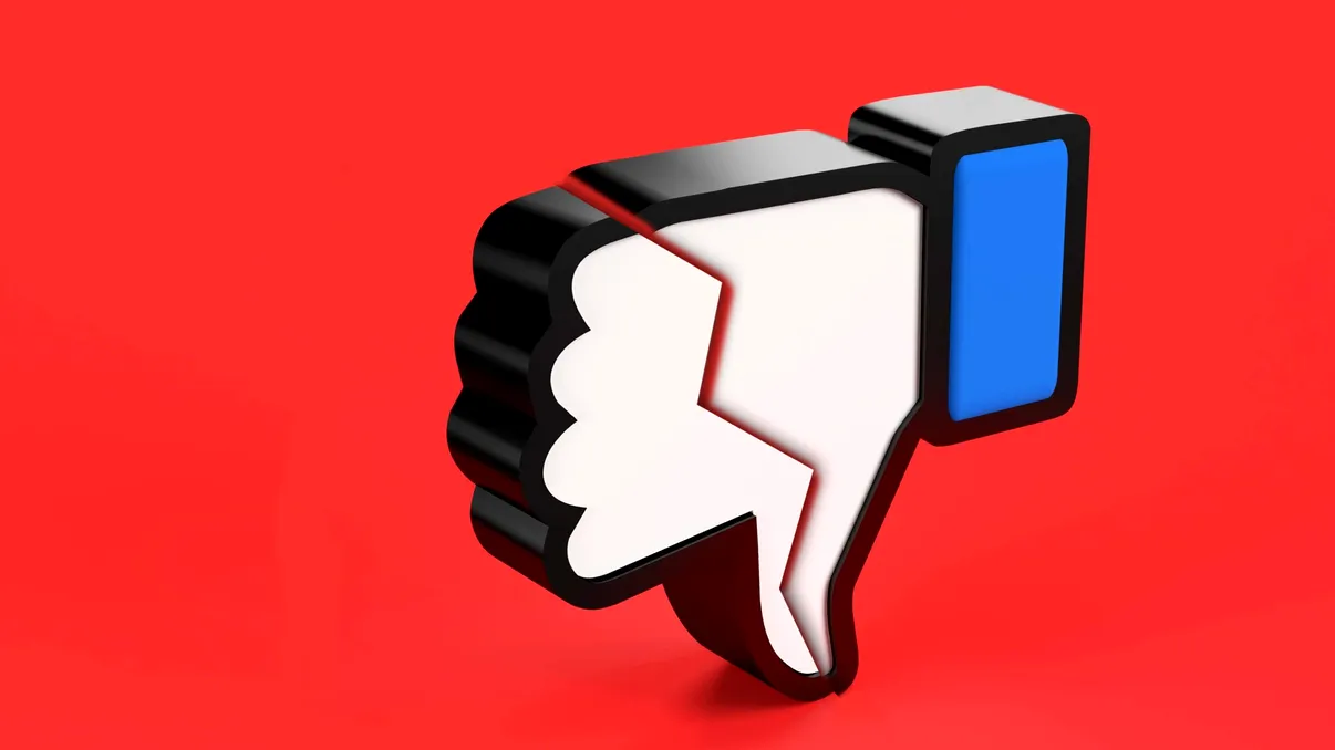 Facebook a picat și, pe langă el, internetul în România. O istorie a momentelor offline ale platformei lui Zuckerberg
