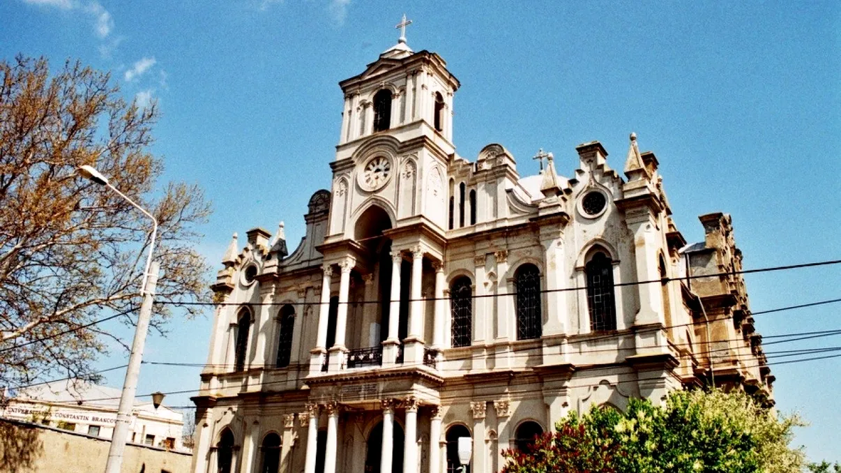 Biserica din România unde aghiazma vine direct „de la Dumnezeu”. Izvorul natural de sub lăcașul de cult, sursă constantă de mister și fascinație