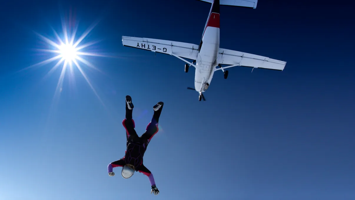 Povestea bărbatului misterios care a sărit dintr-un avion deturnat, având la el 200.000 de dolari: Nu l-a găsit nimeni nici după 50 de ani