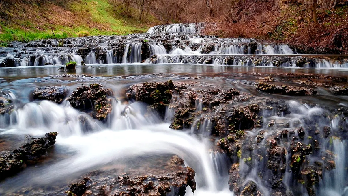 Râul cu ape calde, unic în România. Apele sale curg în trepte și formează fascinanta cascadă Clocota