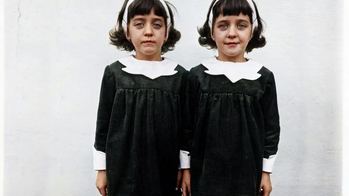 Cazul uimitor al gemenelor din anii ‘60 care te-ar putea convinge că există reîncarnare și viață după moarte