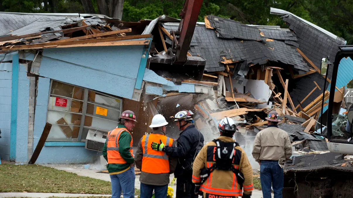 Tragicul sfârșit al unui bărbat înghițit de un crater, în timp ce dormea. Nimeni nu știe ce s-a întâmplat cu el, de fapt