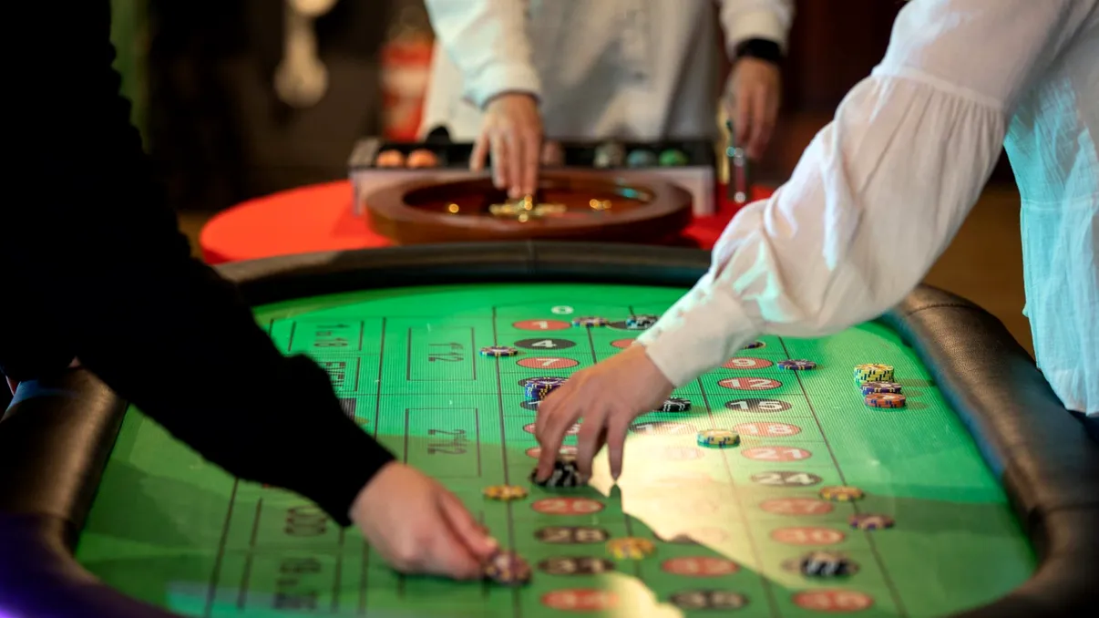 Utilizarea distorsiunii temporale în cazinouri: De ce nu există ceasuri, care e adevărul, de fapt