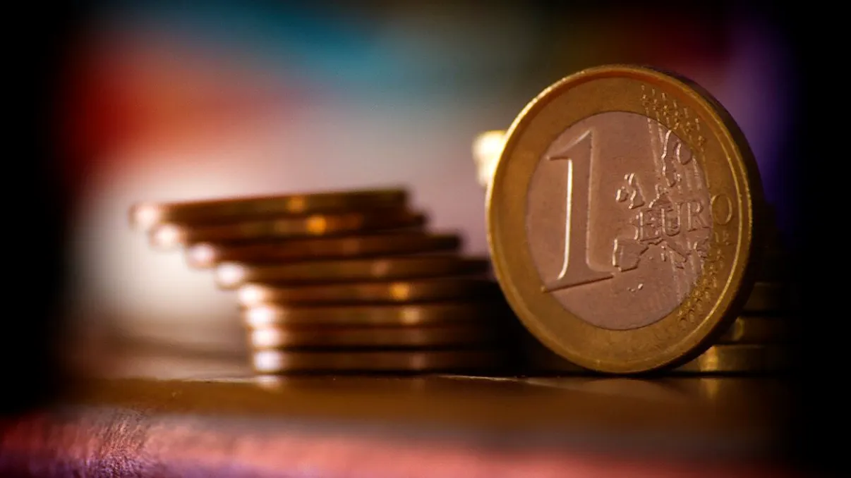 Leul românesc, mai puțin valoros decât ai crede la prima vedere. Cât ne costă inflația de fapt, la cât ajunge euro în 2024