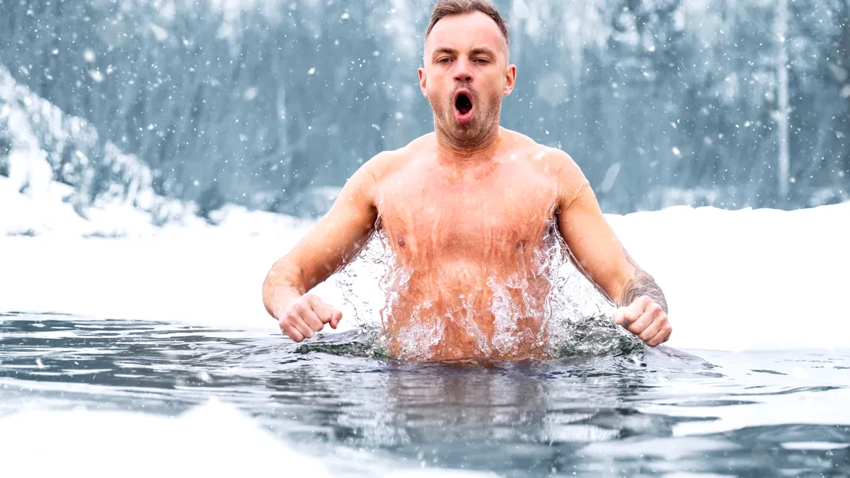 Beneficiul surprinzător al înotului în apă rece, conform experților. Impulsul de energie, similar cu efectul cocainei