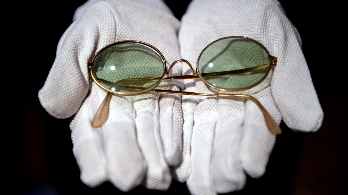Ochelarii de vedere, o istorie fascinantă. Cine i-a inventat de fapt, cum au evoluat