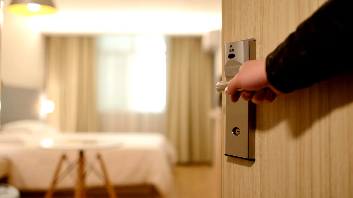 Descoperire înfricoșătoare într-o cameră de hotel. Ce a găsit o femeie când s-a cazat