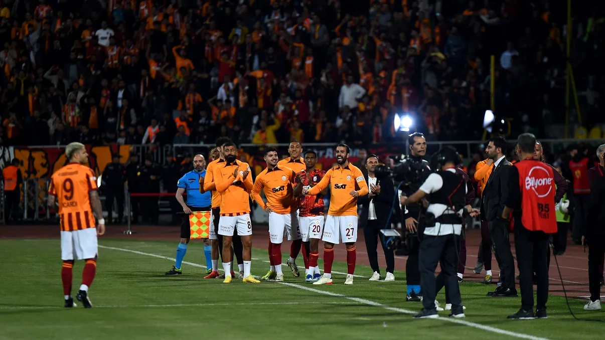 Haos în Turcia la Galatasaray - Fenerbahce. Meciul a durat doar 50 de secunde, ce s-a întâmplat