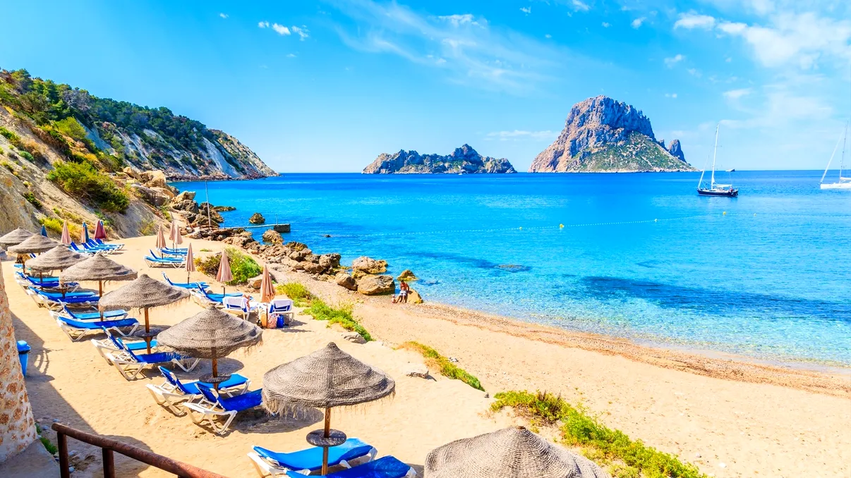 Ibiza, rai pentru turiști, iad pentru localnici. Situația dramatică a celor care locuiesc aici