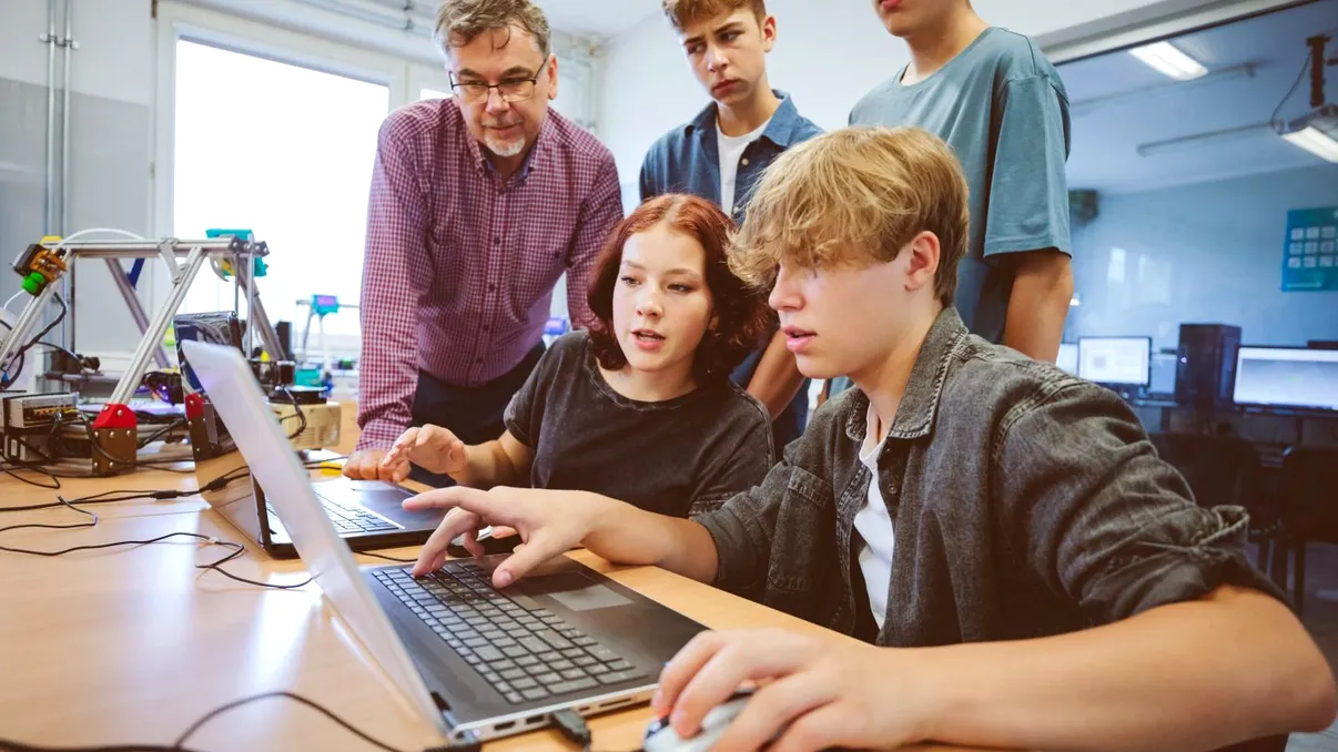 Oricine poate învăța programare în ziua de azi. Iată 4 sfaturi esențiale pentru începători