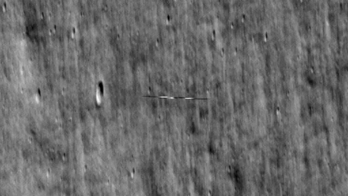 Obiectul fascinant, imortalizat de NASA, care gravitează în jurul Lunii. Ce este, explicația oamenilor de știință