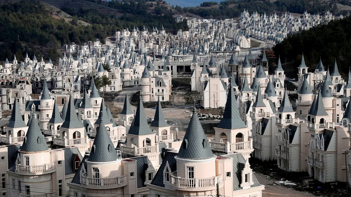 Orașul pustiu cu peste 700 de castele, lăsat în paragină. De la lux la ruină, așezarea megalomanică uitată de turci