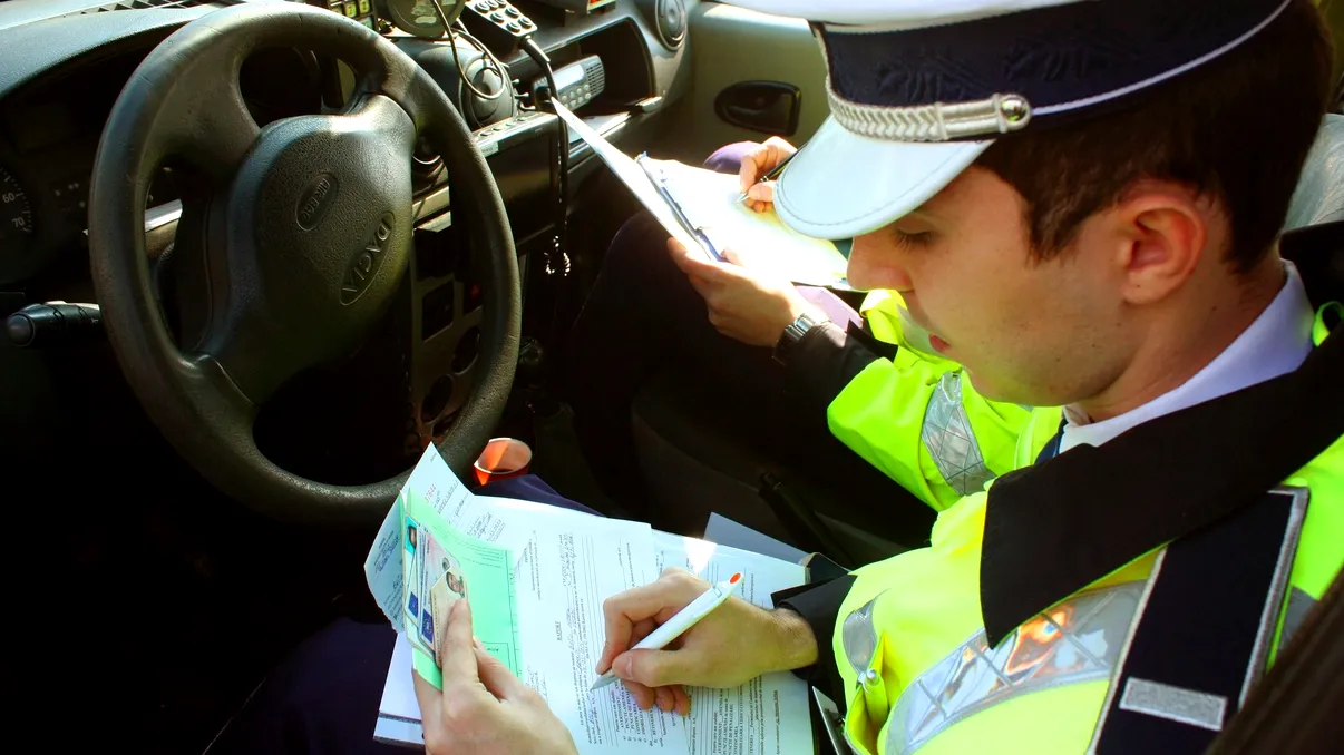Ce pățești dacă ești prins conducând o mașină manuală, dacă ai făcut școala pe automată