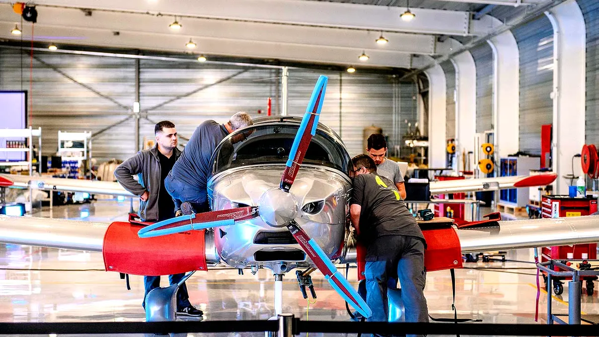 O nouă fabrică în România cu o investiție de 38 de milioane de euro. Gigantul aeronautic anunță angajări masive pentru un contract cu Airbus