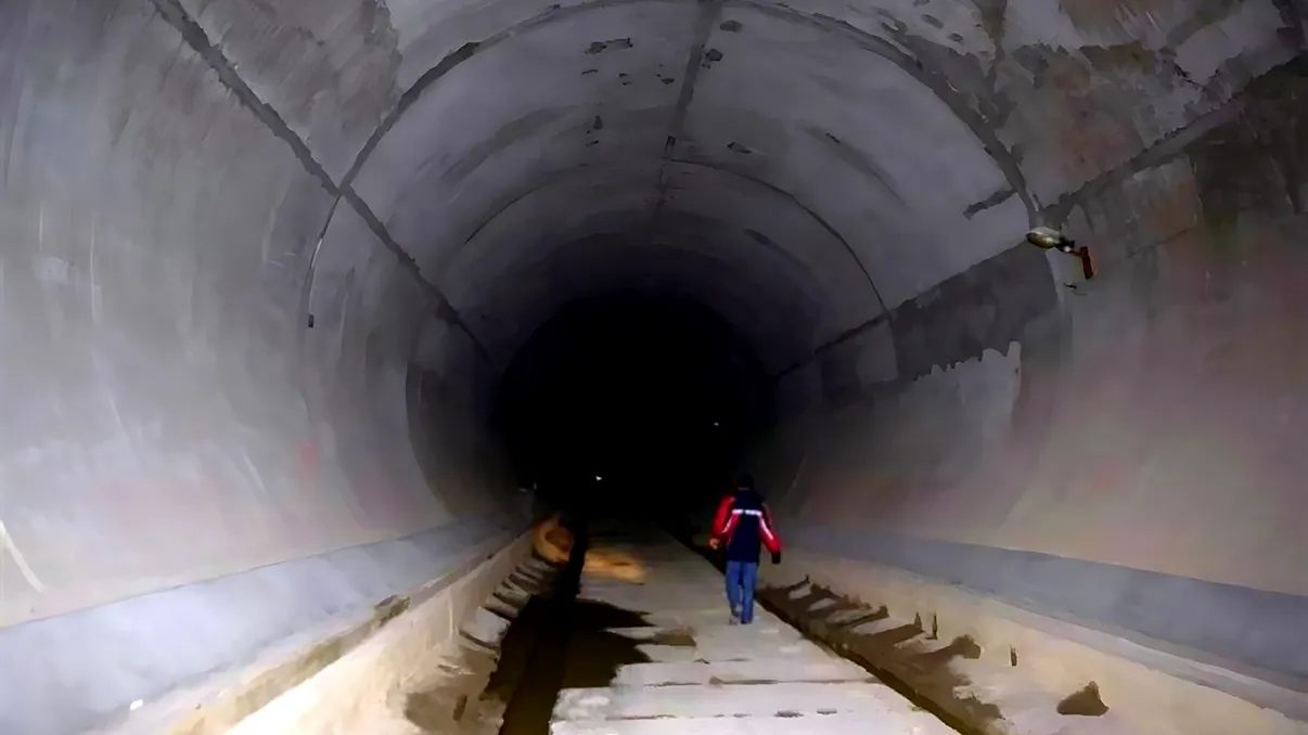 Tunelurile și catacombele secrete de sub România: Există peste 500 de astfel de structuri, iar Ceaușescu voia să circule cu mașina pe sub București