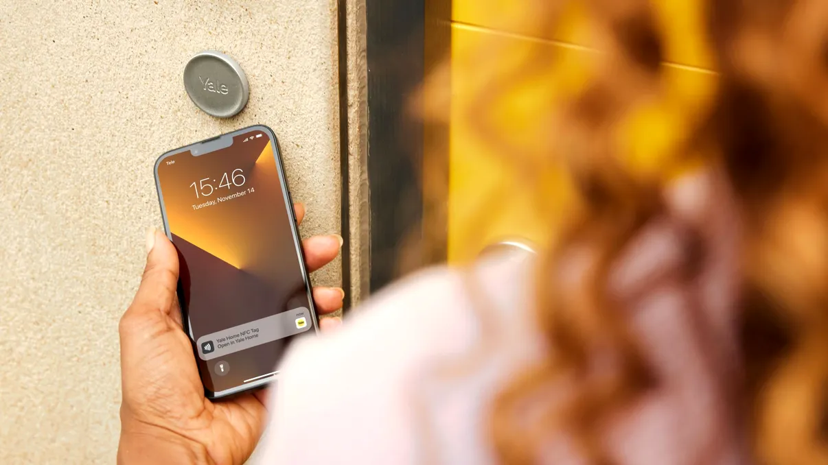 Yale lansează noua generație de încuietori smart Linus L2: Așa nu mai ai probleme că ai uitat să închizi ușa