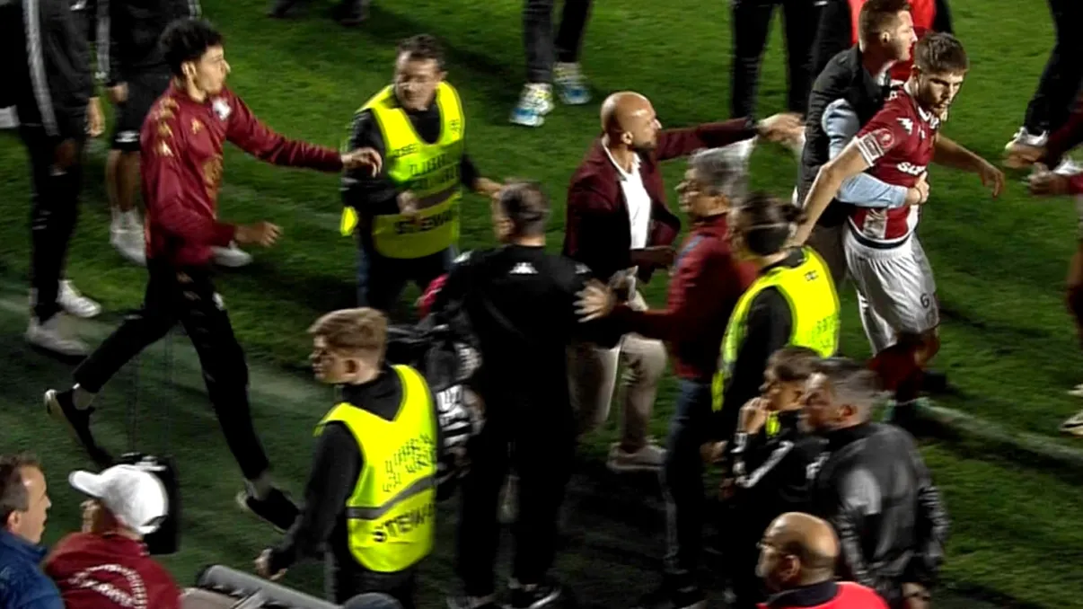 Scandal uriaș la Rapid. Paul Iacob a sărit să bată un suporter. Dan Șucu a ieșit din stadion flancat de 6 bodyguarzi