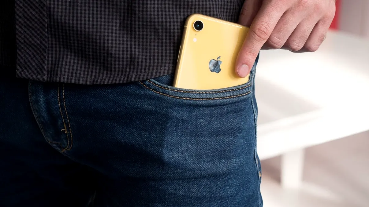 De ce nu e bine să-ți ții telefonul mobil în buzunar: Ce spun experții