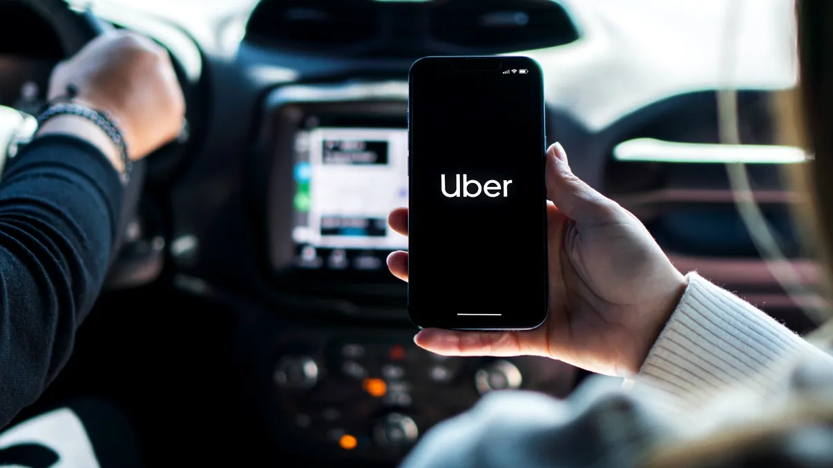 Uber dezvăluie cele mai ciudate lucruri uitate în mașinile sale: Spaghete, schelete sau cristale, doar câteva dintre obiectele bizare