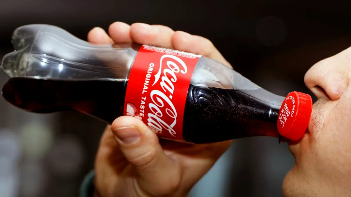 Schimbarea subtilă la sticle de Cola, Pepsi si altele pentru care toată lumea este furioasă. Capacele de plastic atașate, o sursă de majoră stres