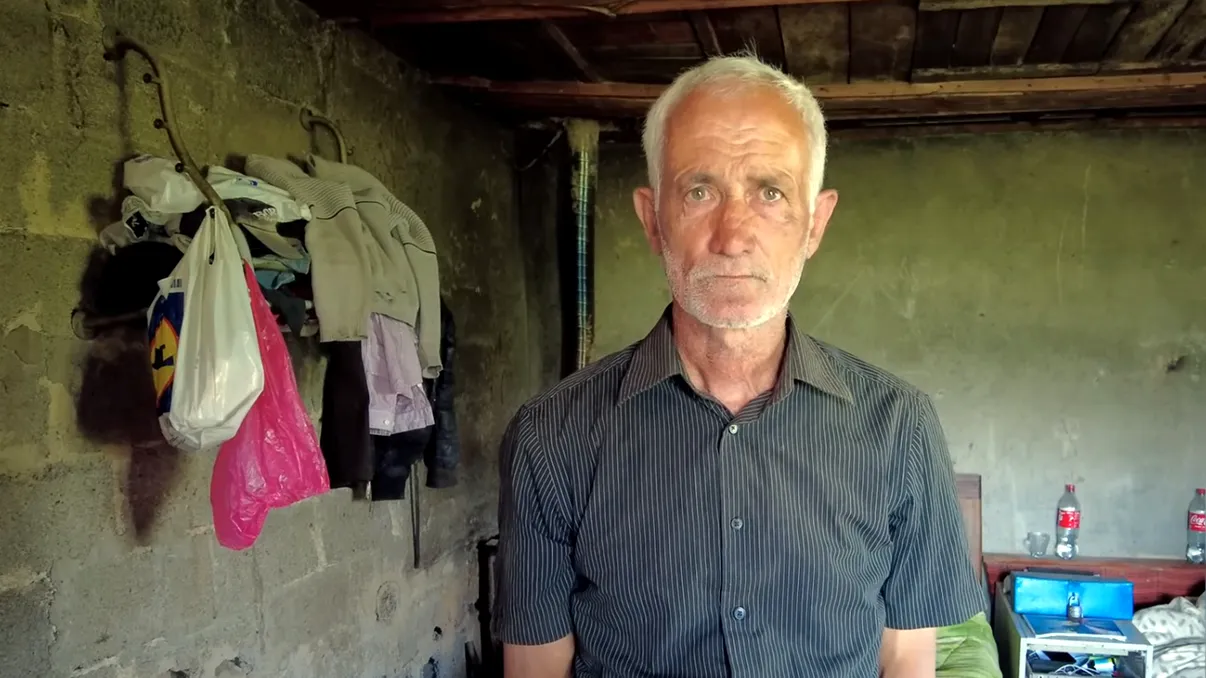 Drama românului cu doi copii care îți arată că se poate mai rău. Trăiește fără curent, în câțiva metri pătrați. Decât la orfelinat, ”mai bine să mor”