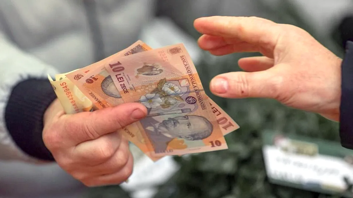 Mai mulți bani pentru acești români, Iohannis a promulgat legea. 3.500 de lei în fiecare lună, bărbați și femei