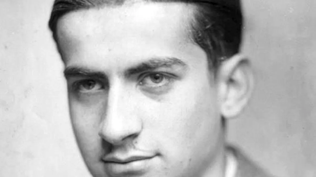 Tânărul din imagine a făcut o lume întreagă să râdă. Nu există român care să nu-i fi văzut filmele, îl recunoști?