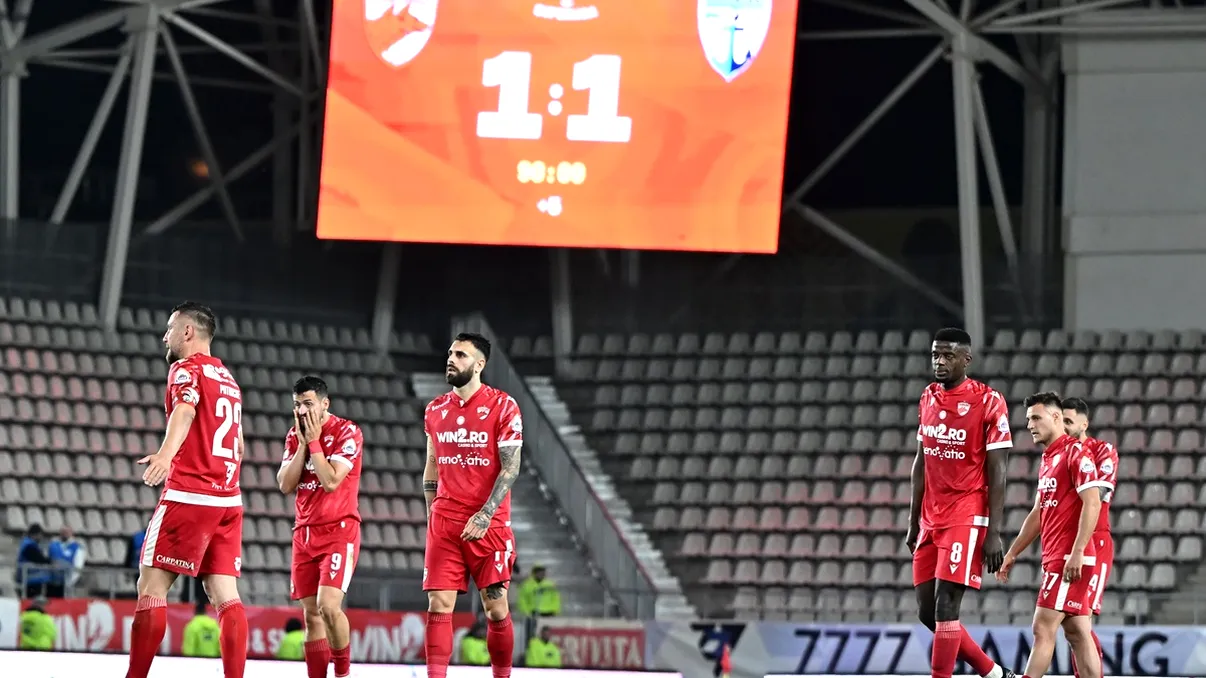 Dinamo, la un pas de a doua retrogradare din istorie. Suporterii s-au dus peste jucători în cantonament