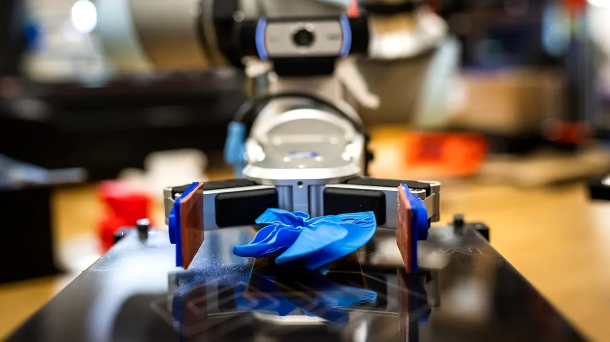Inovație în tehnologie: S-a creat robotul care a realizat primul design ce absoarbe șocurile