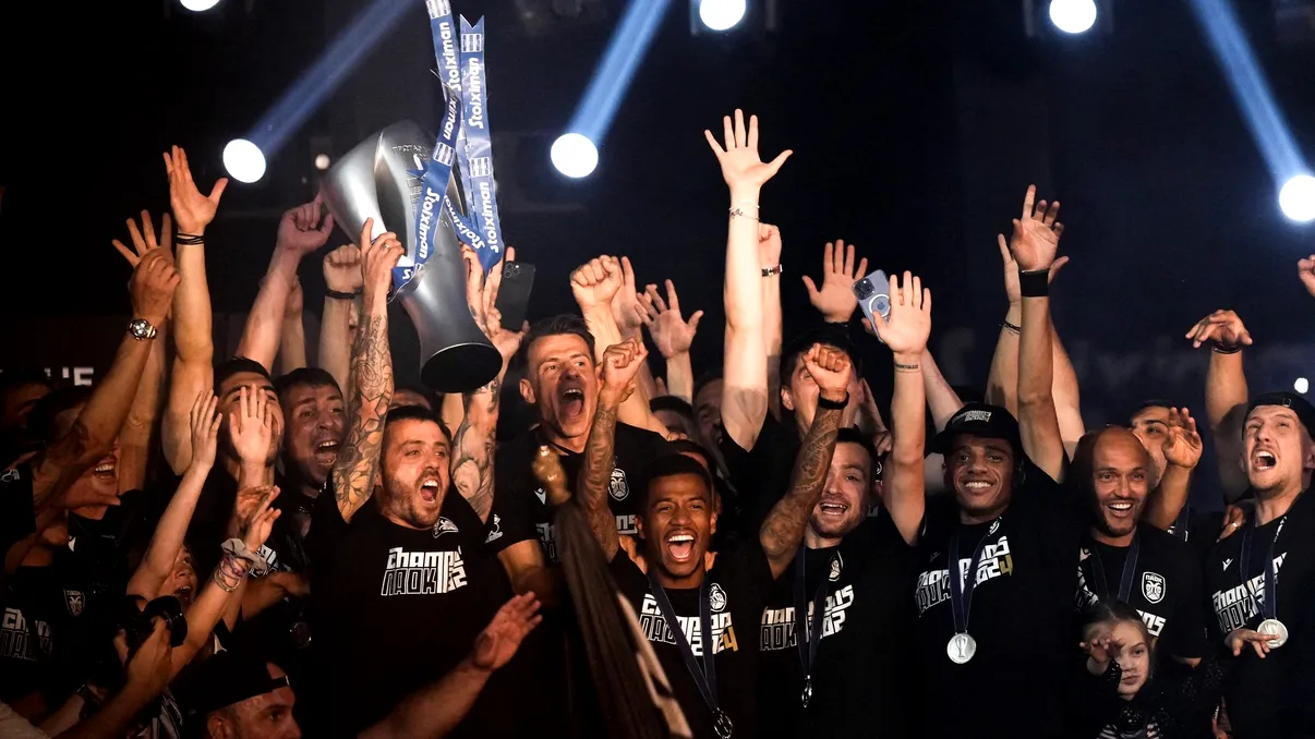 Răzvan Lucescu a primit trofeul de campion în miez de noapte. Cupa a ajuns la Salonic cu un avion special