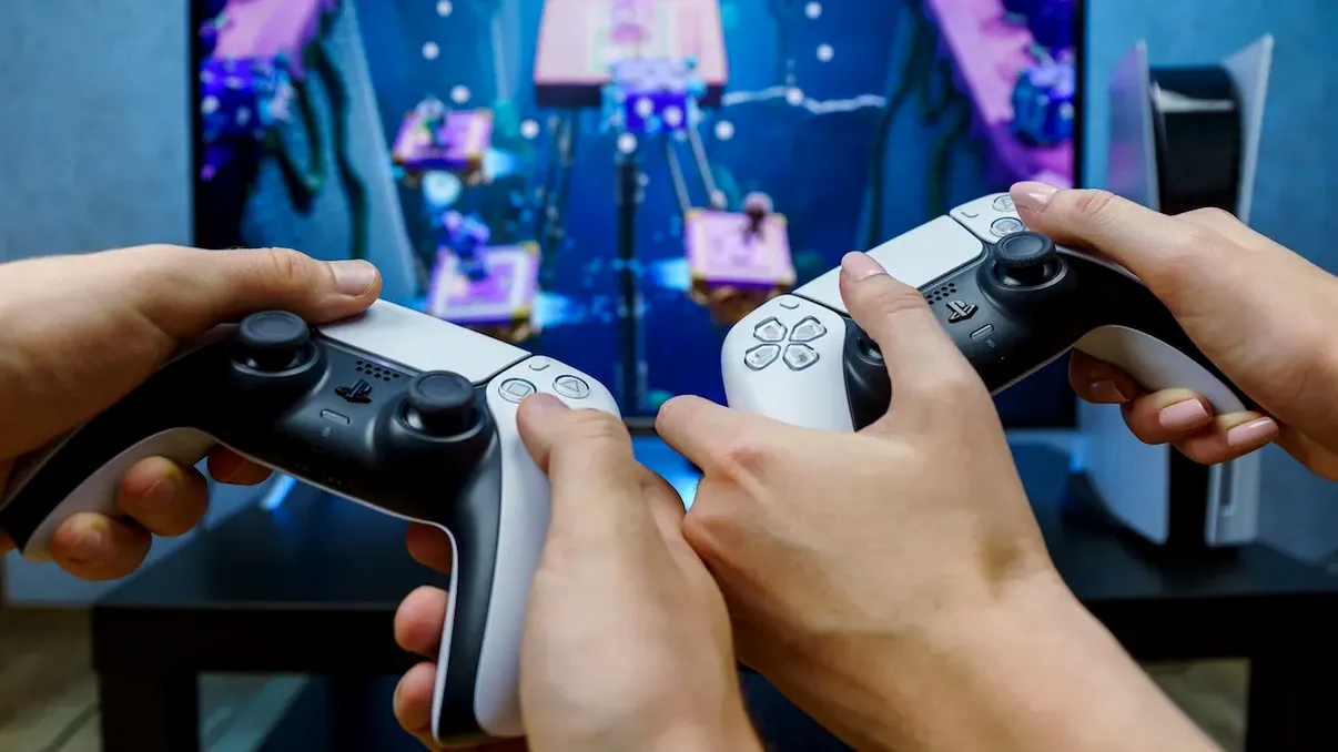 Jocuri pentru abonații PlayStation Plus, în luna mai: Ce poți juca, pe lângă Ghostrunner 2 și Tunic