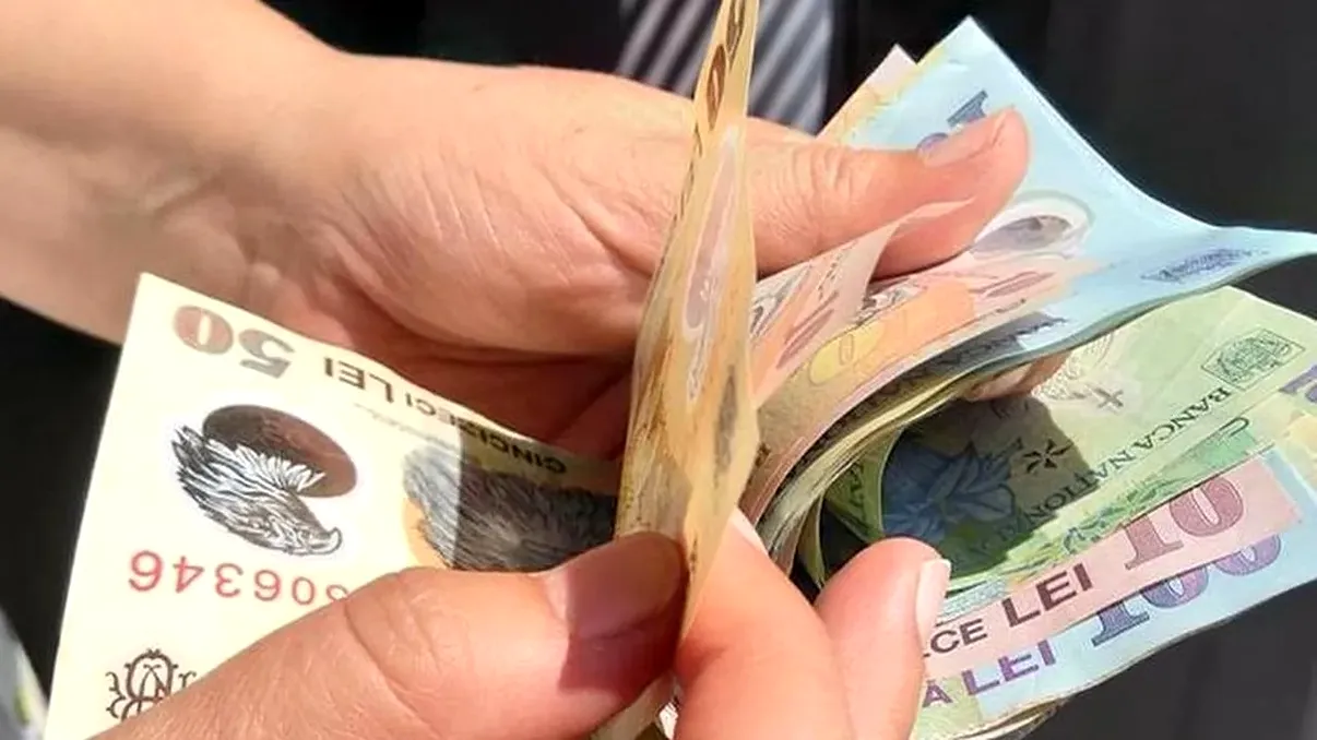 Creșterea salariului minim pe economie de la 1 iulie, o lovitură dureroasă pentru buzunarul românilor. De ce avem toți de pierdut, avertismentul experților