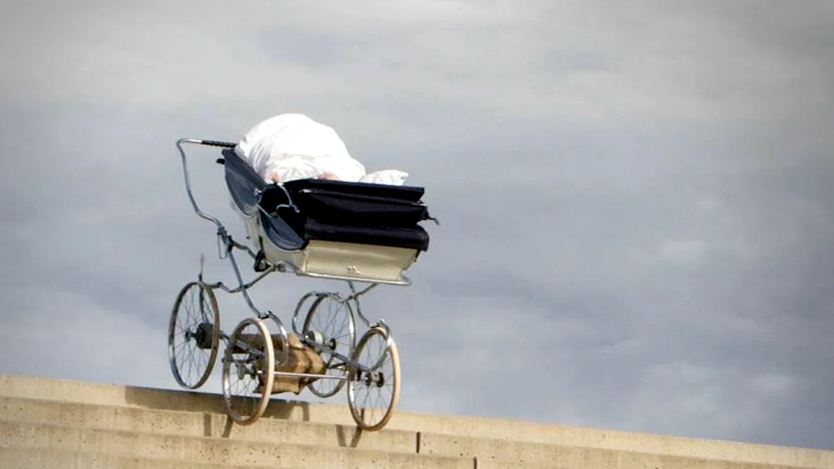 Scăderea natalității în lume alarmează și generează soluții bizare: în Ungaria, proaspetele mame sunt scutite de taxe, iar în alte țări se oferă mașini mai ieftine și operații gratuite