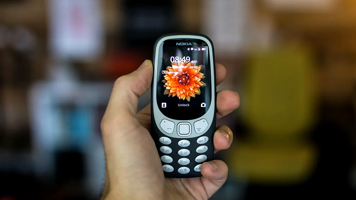 Ce este un ”telefon prost” și de ce tinerii sunt din ce în ce mai atrași de 