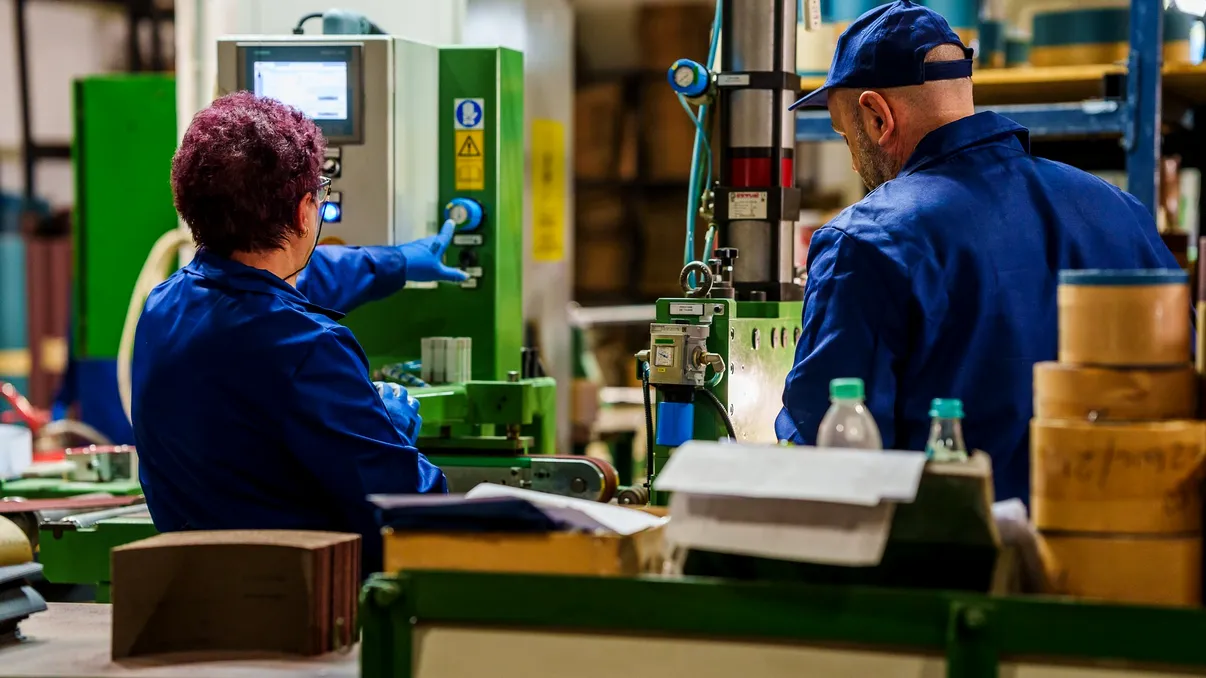 Fabrica din România care funcționează de 75 de ani fără întrerupere. Cum a fost posibil cu atâtea falimente în jur