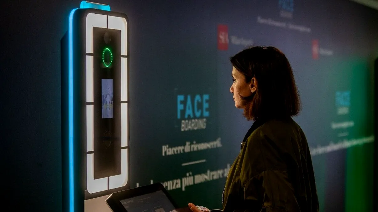 O nouă tehnologie facilitează îmbarcarea în avioane: Faceboarding - ce este, cum funcționează