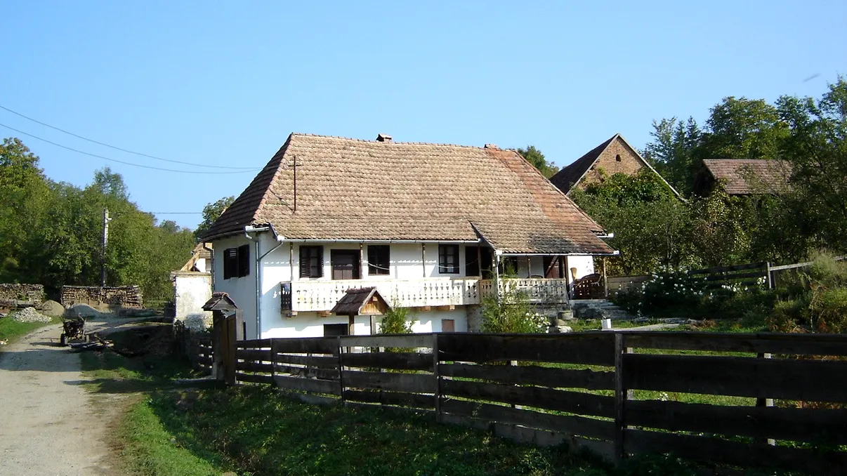 Locul unic din România, de pe vremea romanilor: Unde se află satul-labirint fascinant