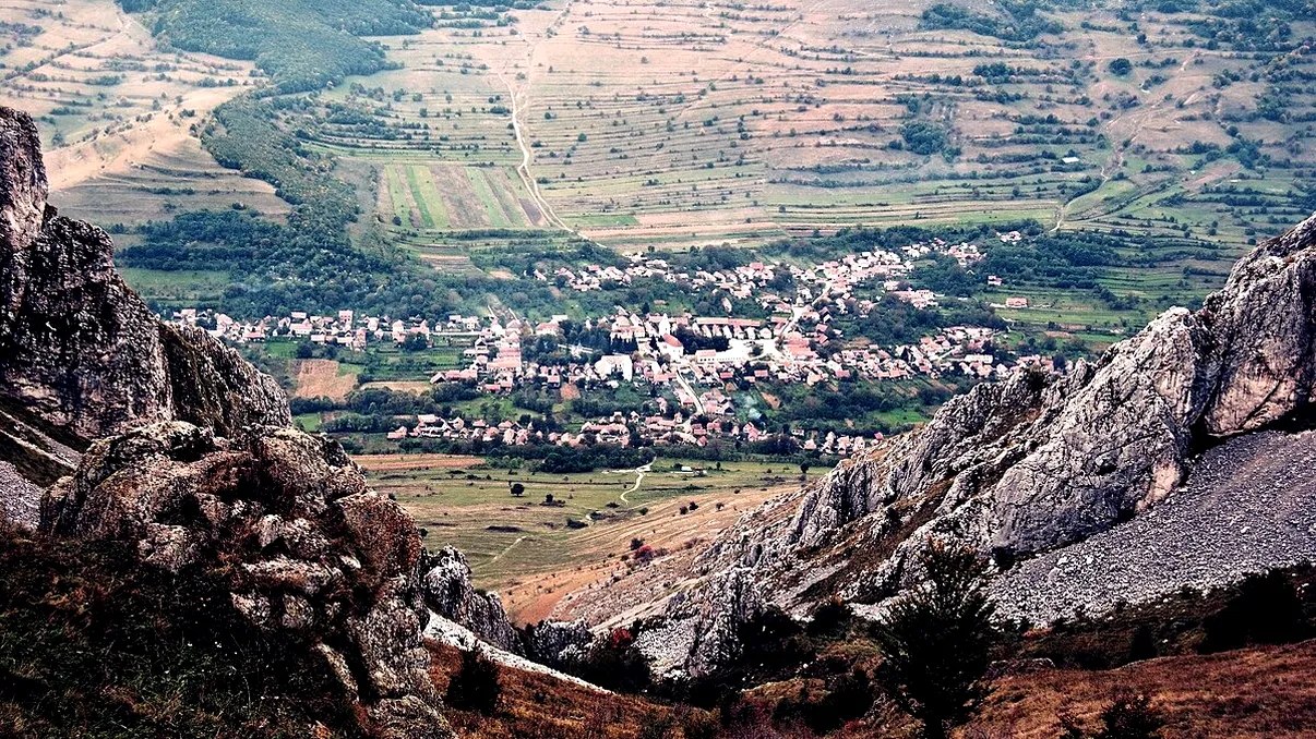 Satul din Apuseni, desemnat destinația anului 2024, preferat de turiști: De ce răsare soarele de două ori aici