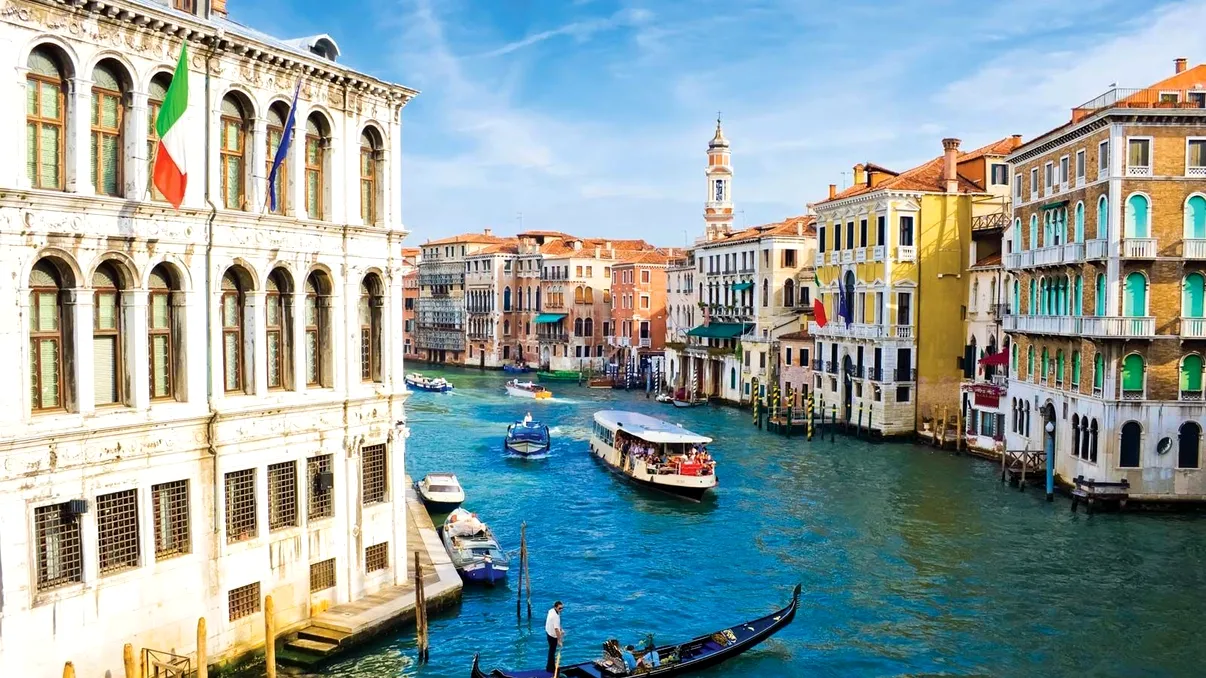 Cea mai nouă lovitură pentru turiștii români vine din Italia: Acest oraș preferat pentru vacanțe interzice grupurile mari de vizitatori