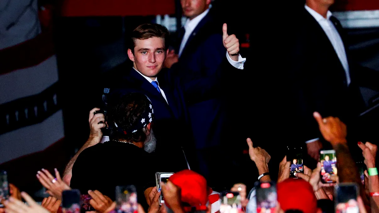 “Micuțul” Barron Trump s-a făcut mare, la 18 ani și 2 metri este o copie fidelă a tatălui său. Cum a apărut în public la meeting-ul electoral al tatălui său
